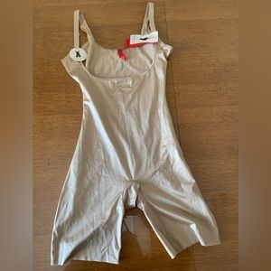 Spanx open bust mid thigh bodysuit size Medium NWT